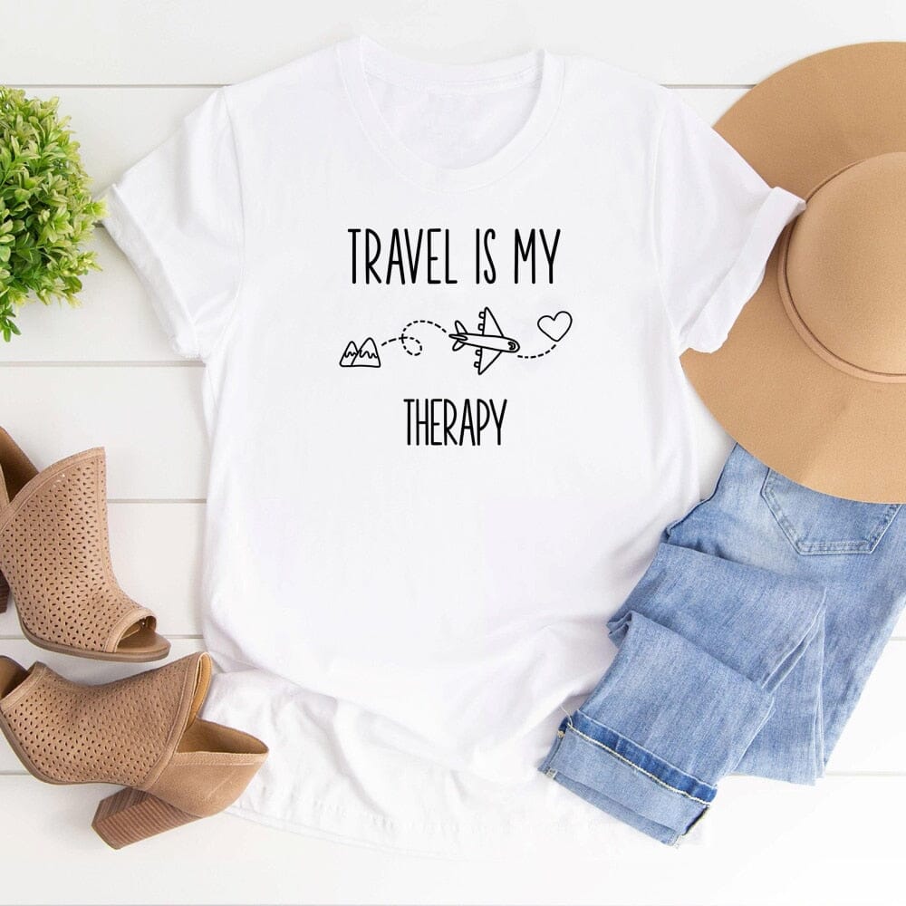 T-Shirt Voyager en Avion Pour Femme - Travel Is My Therapy Rose – vue 12 – Yokabag