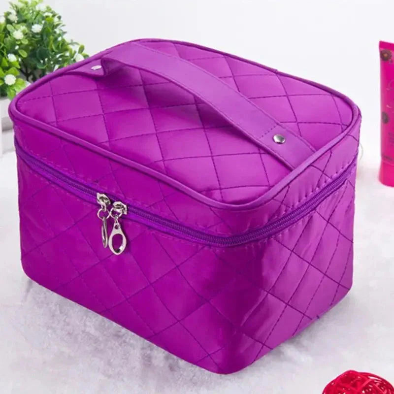 Trousse de Toilette Matelassée Grande Voyage Femme Bleu Ciel – vue 4 – Yokabag