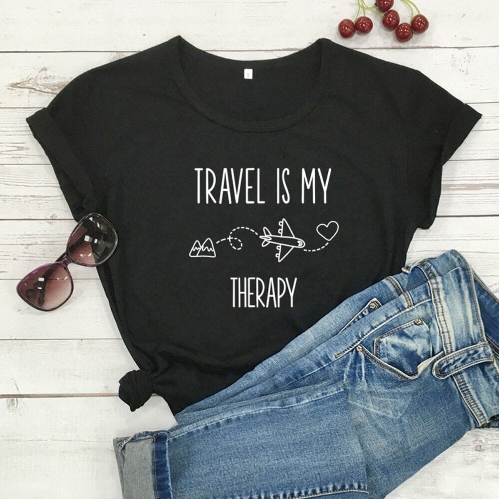 T-Shirt Voyager en Avion Pour Femme - Travel Is My Therapy Pêche – vue 2 – Yokabag