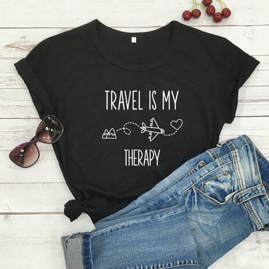 T-Shirt Voyager en Avion Pour Femme - Travel Is My Therapy Pêche – vue 2 – Yokabag