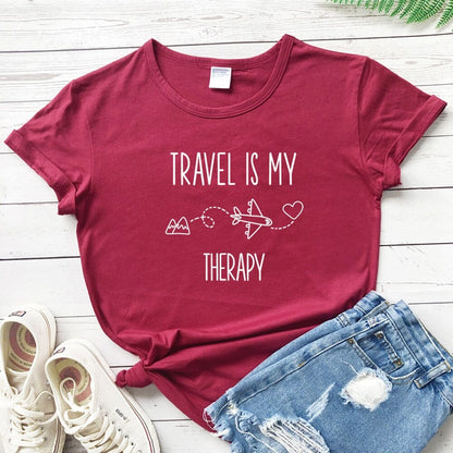 T-Shirt Voyager en Avion Pour Femme - Travel Is My Therapy Rose – vue 8 – Yokabag