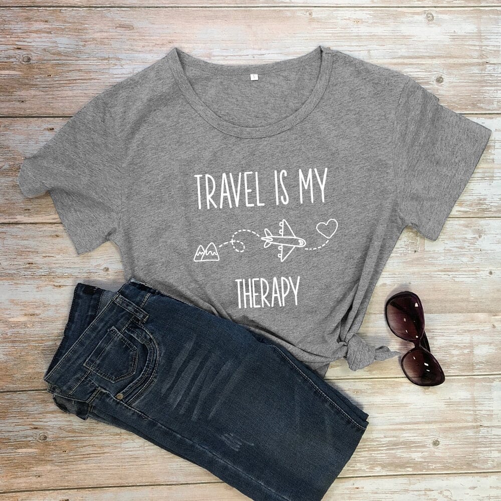 T-Shirt Voyager en Avion Pour Femme - Travel Is My Therapy Pêche – vue 3 – Yokabag