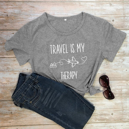 T-Shirt Voyager en Avion Pour Femme - Travel Is My Therapy Pêche – vue 3 – Yokabag