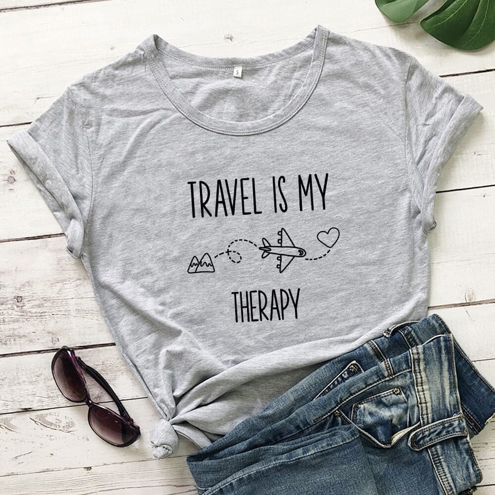 T-Shirt Voyager en Avion Pour Femme - Travel Is My Therapy Pêche – vue 4 – Yokabag