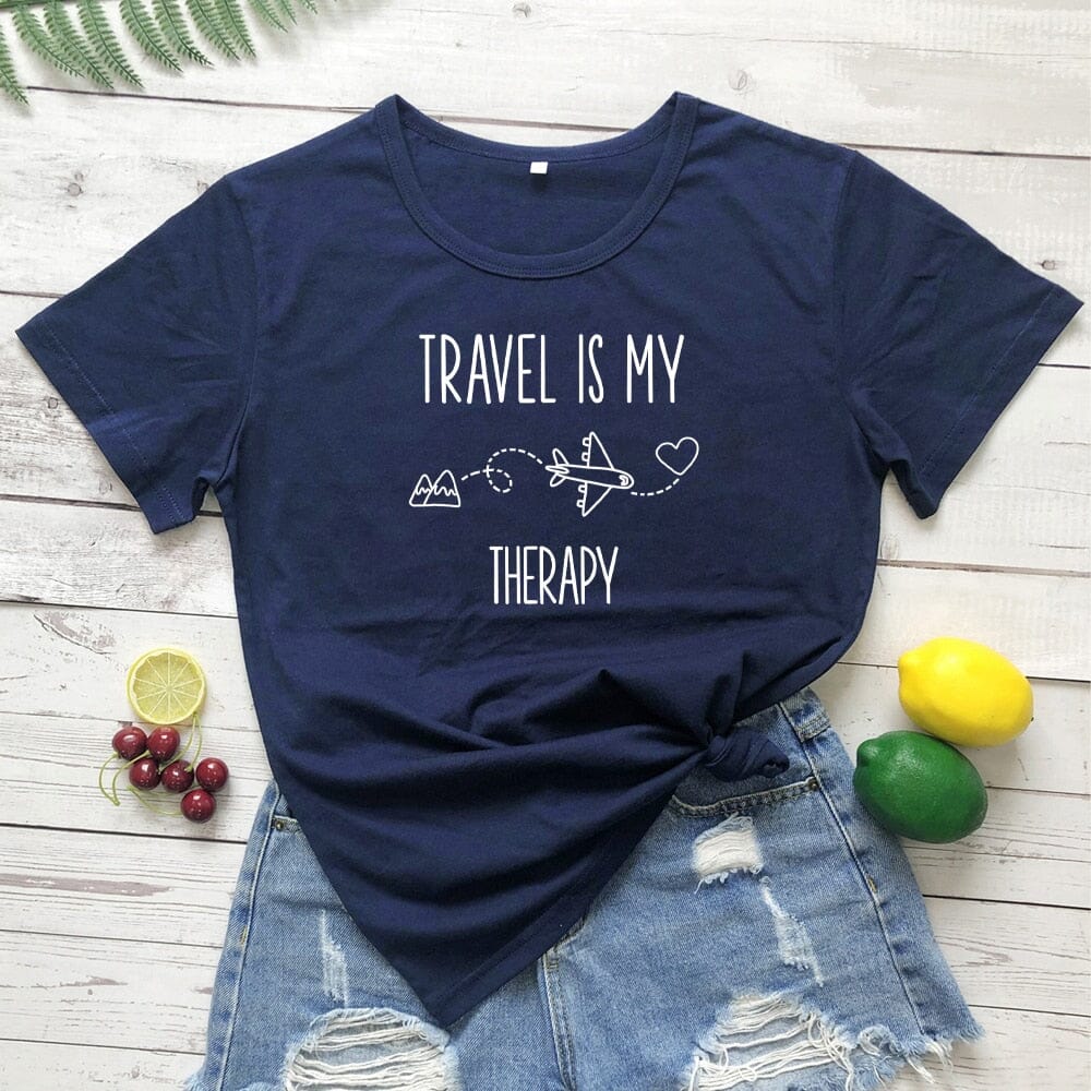 T-Shirt Voyager en Avion Pour Femme - Travel Is My Therapy Rose – vue 7 – Yokabag