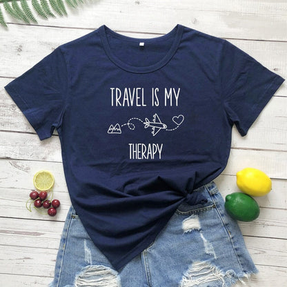 T-Shirt Voyager en Avion Pour Femme - Travel Is My Therapy Rose – vue 7 – Yokabag