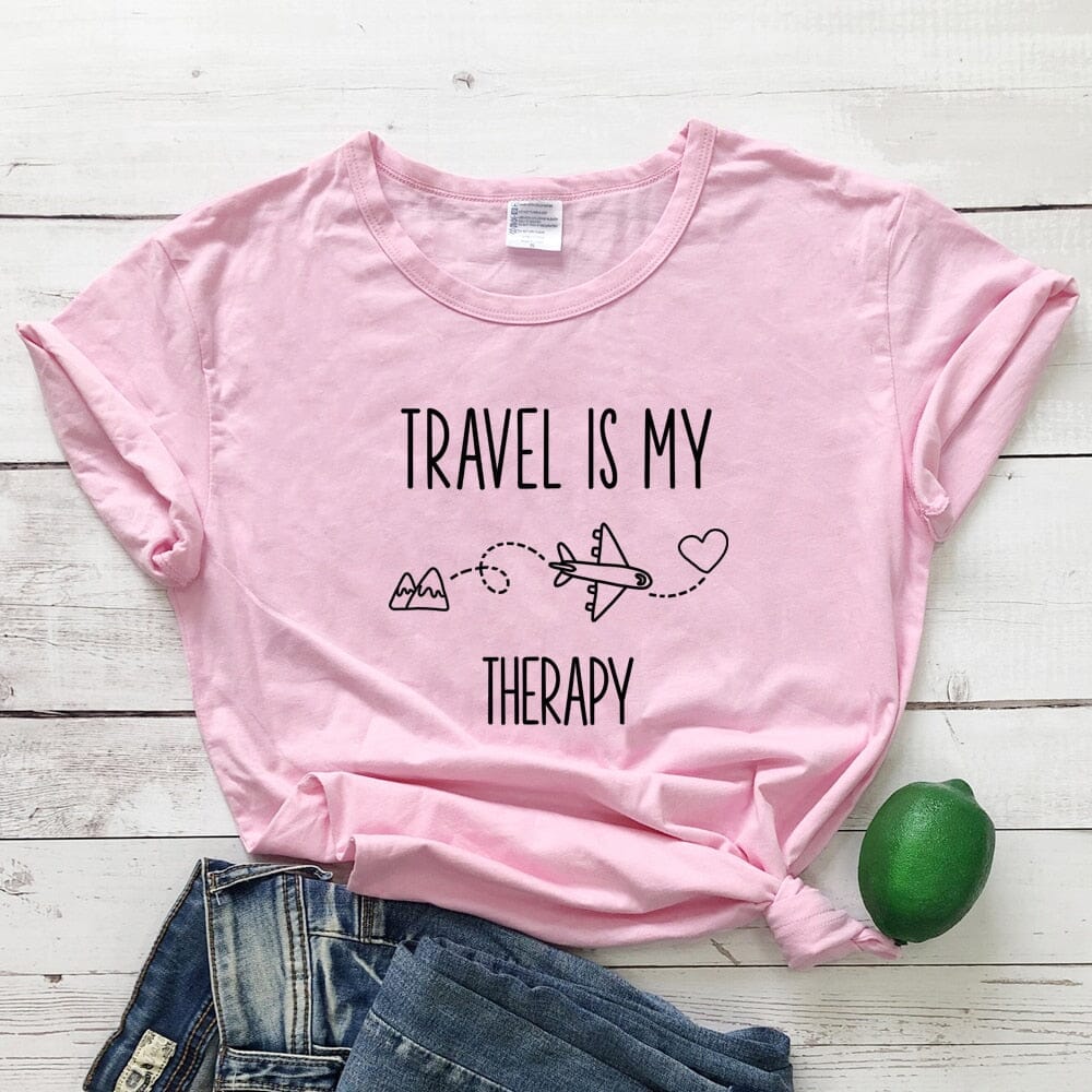 T-Shirt Voyager en Avion Pour Femme - Travel Is My Therapy Rose – vue 9 – Yokabag