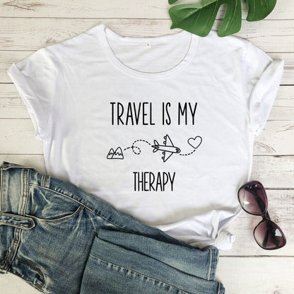 T-Shirt Voyager en Avion Pour Femme - Travel Is My Therapy Rose – vue 11 – Yokabag